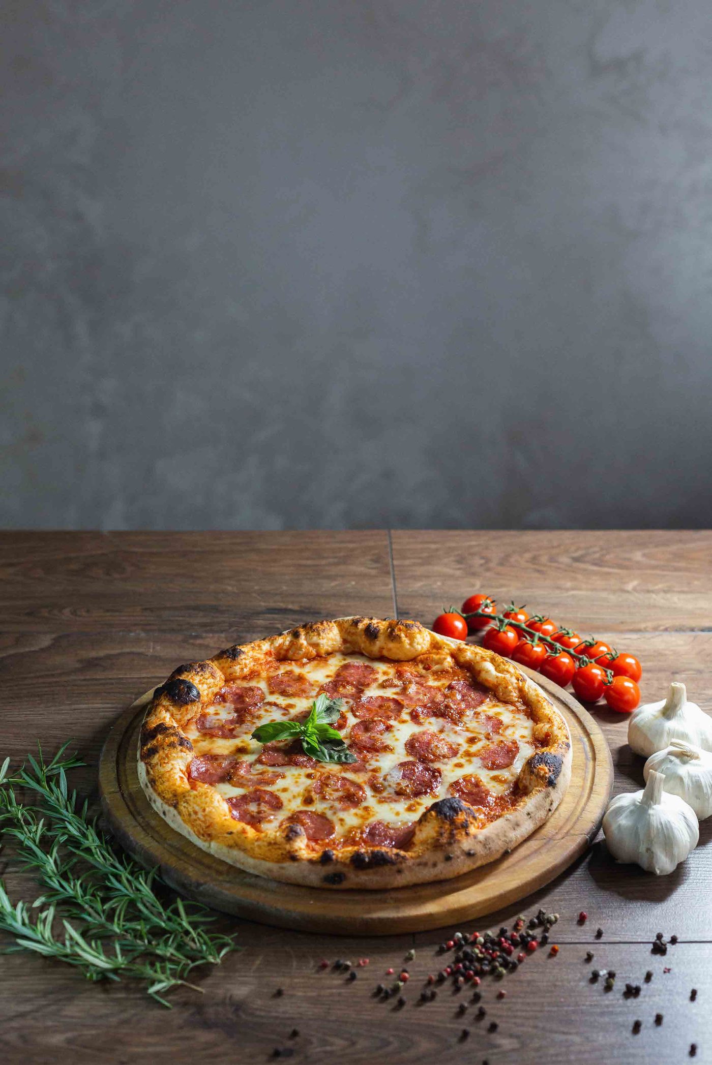 Pizza artesanal DeliDay sobre tábua de madeira