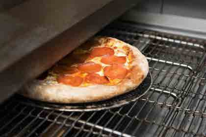 Pizza no forno esteira